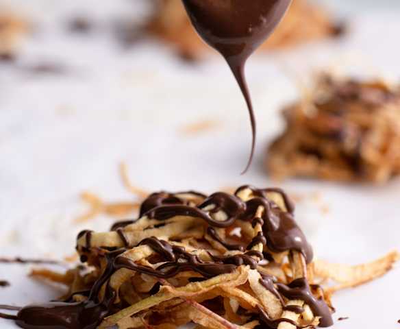 Maçã espiralizada desidratada com chocolate