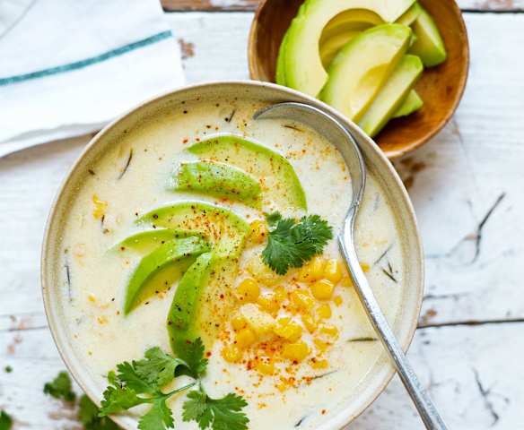 Bouillon crémeux de maïs et de pommes de terre, lamelles d’avocat
