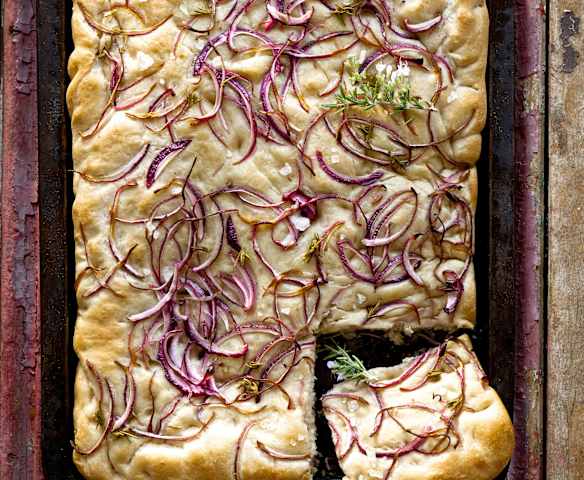 Focaccia con cebolla y romero