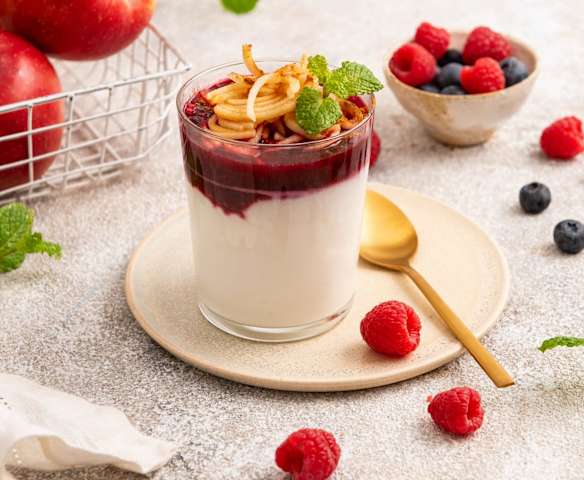 Jogurt z sosem owocowym i spiralizowanym jabłkiem (TM6)