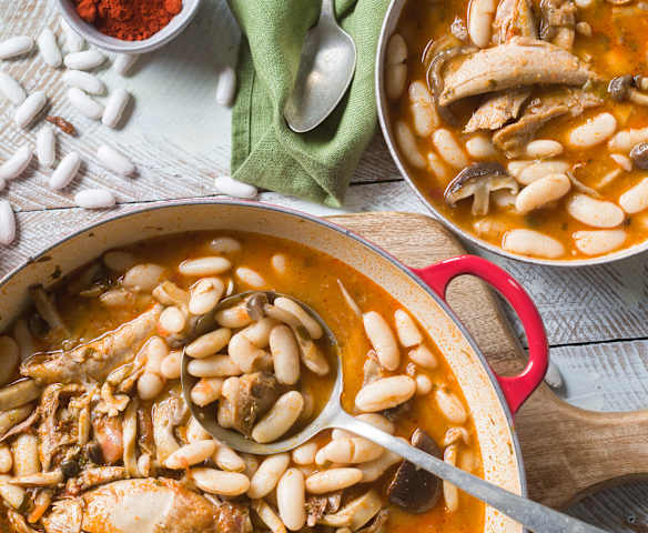 Fabas con setas de primavera y perdiz en cocción lenta