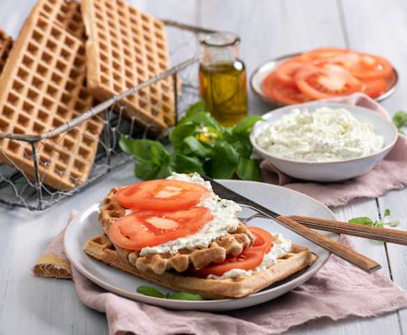 Gofry na mące owsianej z bazyliowym twarożkiem