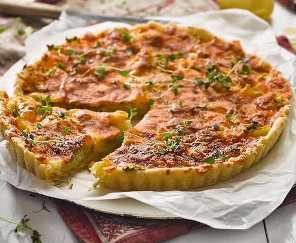 Quiche s novými bramborami, jarní cibulkou a čedarem