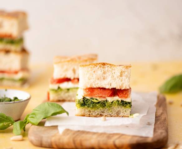 Focaccia con pesto de albahaca, mozzarella y tomate fresco Focaccia con pesto de albahaca, mozzarella y tomate fresco