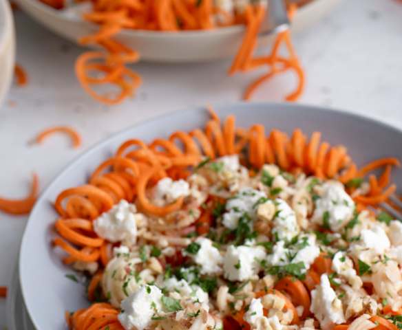 Spiralized carrot and apple salad with feta cheese and nuts (Thermomix® Spiralizer, TM6) Spiralized carrot and apple salad with feta cheese and nuts (Thermomix® Spiralizer, TM6)