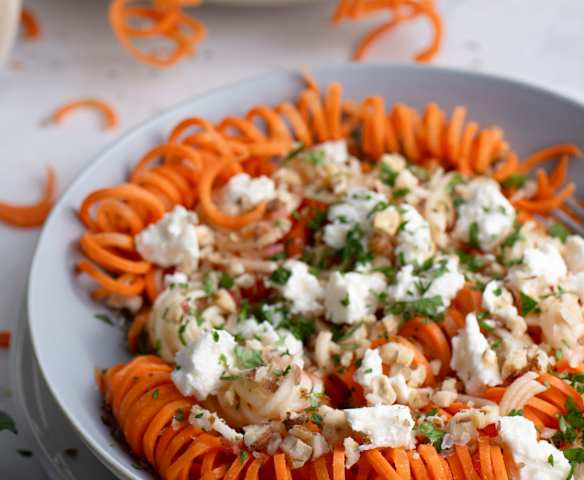 Rübeli Spiralensalat mit Apfel, Feta & Nüssen Rübeli Spiralensalat mit Apfel, Feta & Nüssen
