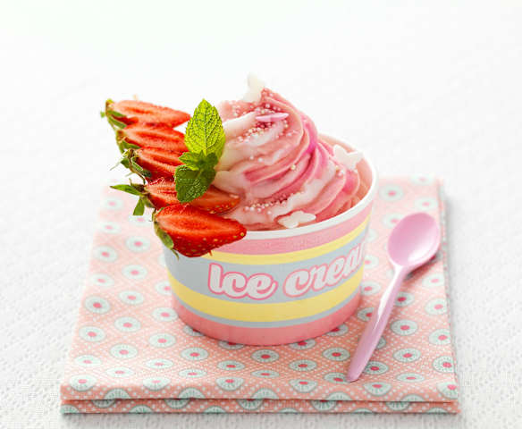 Glace au yaourt marbrée à la fraise Glace au yaourt marbrée à la fraise