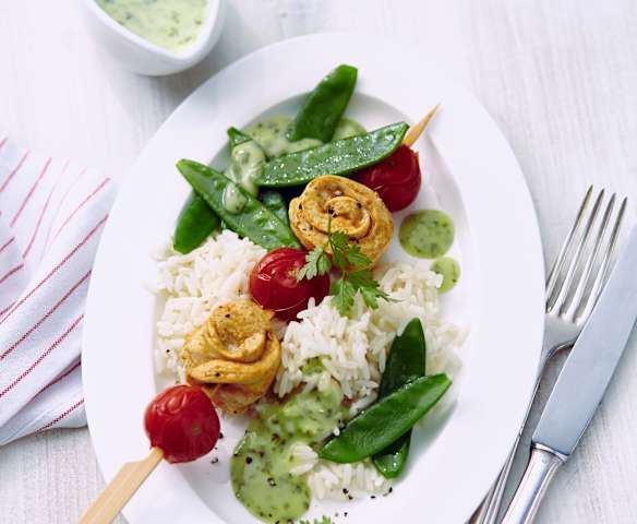 Hähnchenspieße mit Reis und Kaiserschoten
