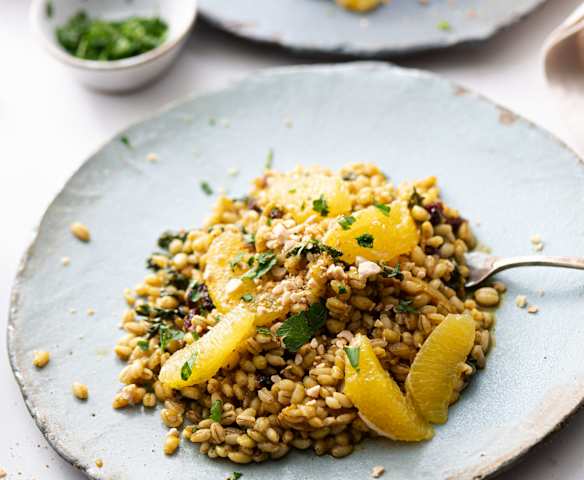 Insalata di orzo con arance e mandorle