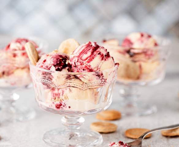 Rote Rüben-Ziegenkäse-Eis mit Crackern