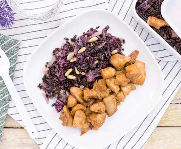 Riso venere con radicchio rosso e pollo