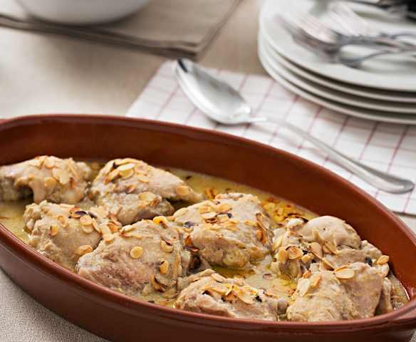 Pollo con salsa de almendra
