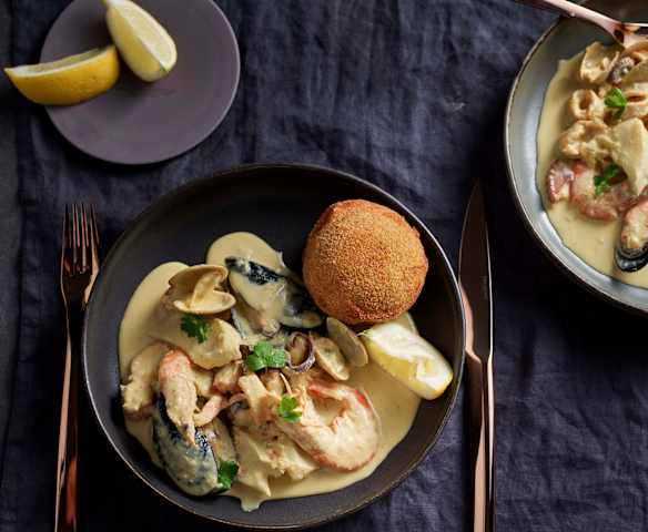 Opereta del mar al cava con croquetas de papa