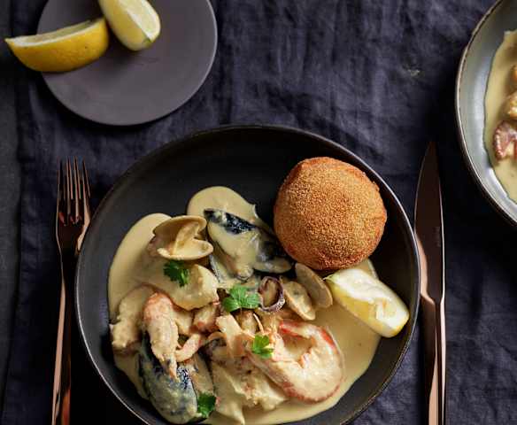 Opereta del mar al cava con croquetones de patata