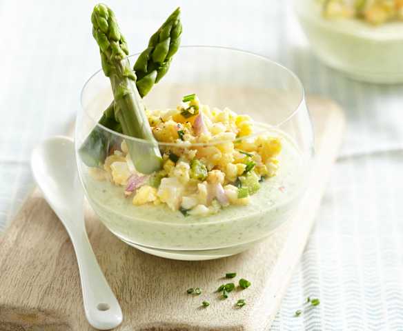 Verrine crème d'asperge verte et mimosa d'asperge aux œufs Verrine crème d'asperge verte et mimosa d'asperge aux œufs