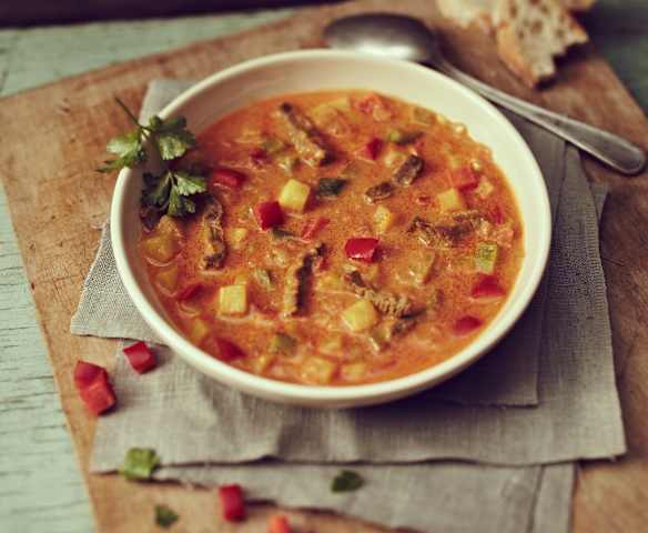 Paprika-Curry-Suppe mit Rindfleisch