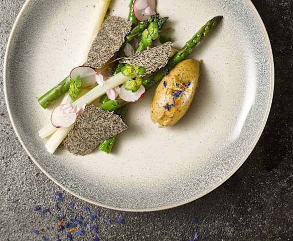 Chřest na páře s hnědým máslem a makovou oplatkou