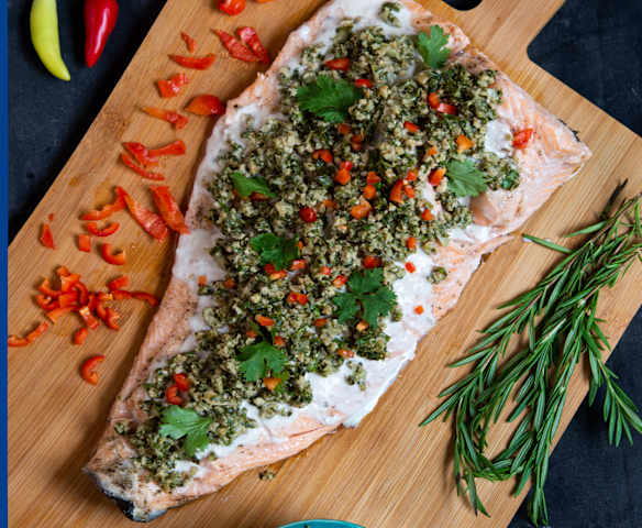 Salmón con salsa de yogur y crumble de nueces