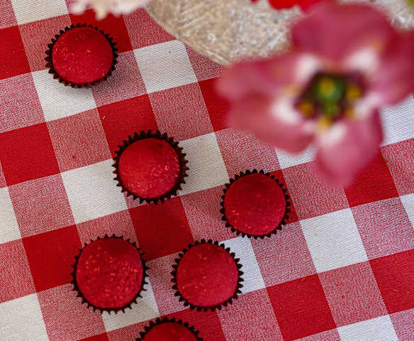 Brigadeiro de lima com framboesas