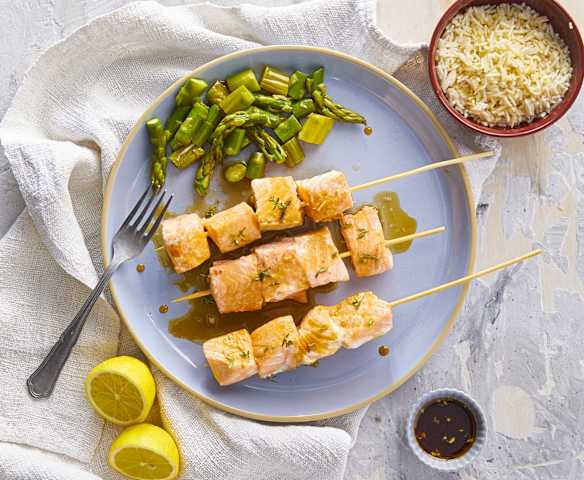 Spiedini di salmone, riso basmati e insalata di asparagi