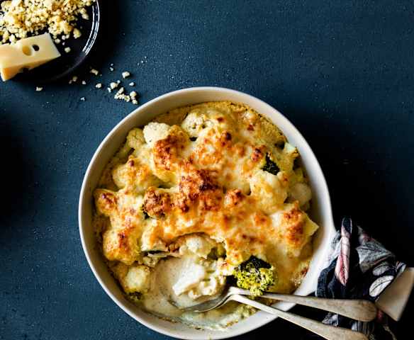 Coliflor y brócoli gratinados con salsa de calabacín y yogur