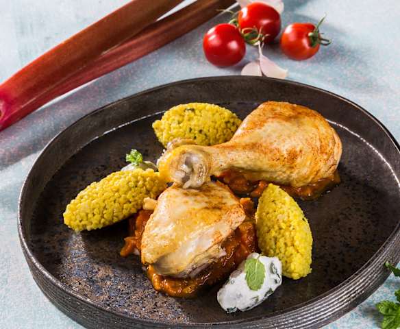 Henderl in Rhabarber-Tomaten- Sauce mit Hirsenocken und Minzjoghurt