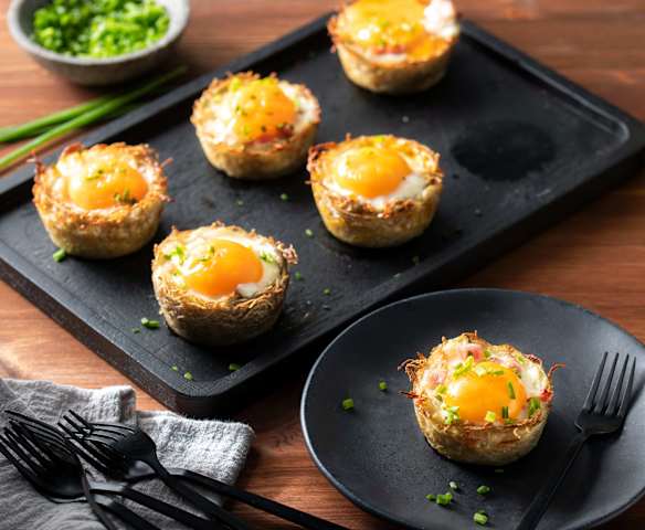 Kartoffel-Körbchen mit Eiern und Speck