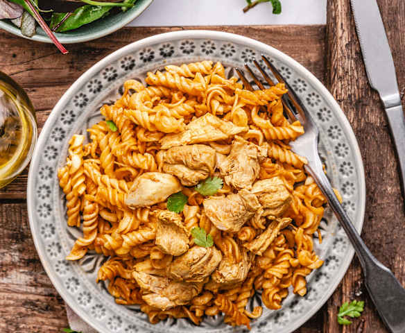 Pâtes au poulet (maqarounas salsa)