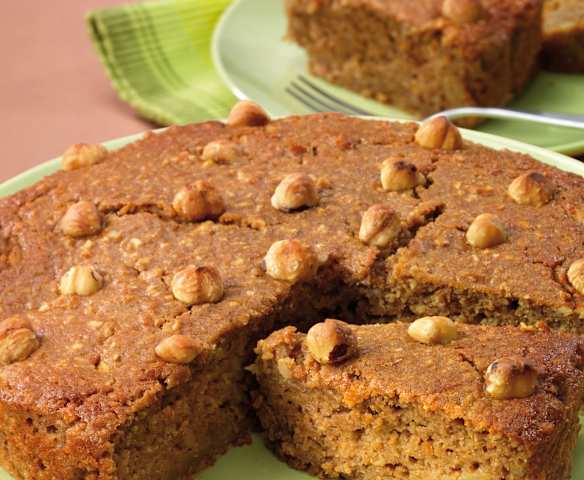 Torta di segale con mele e nocciole