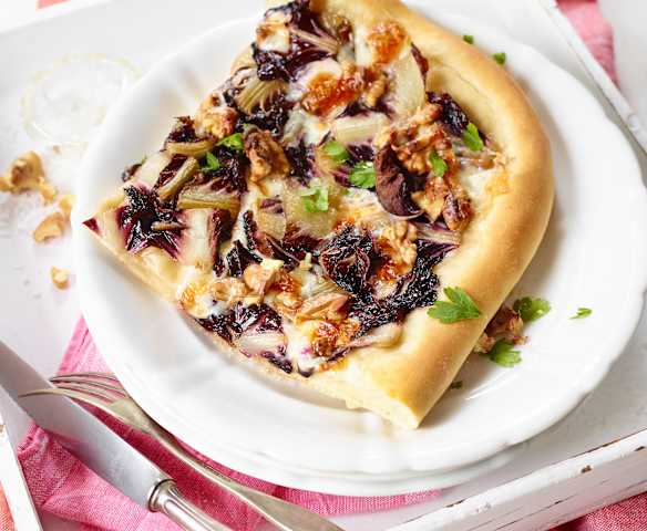 Pizza mit Radicchio und Taleggio