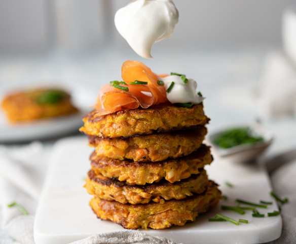 Frittelle di patate dolci con yogurt greco e salmone affumicato
