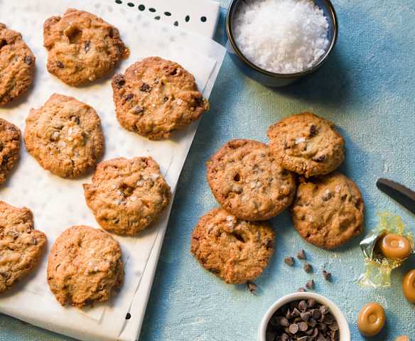 Cookies con caramelos, chocolate y escamas de sal