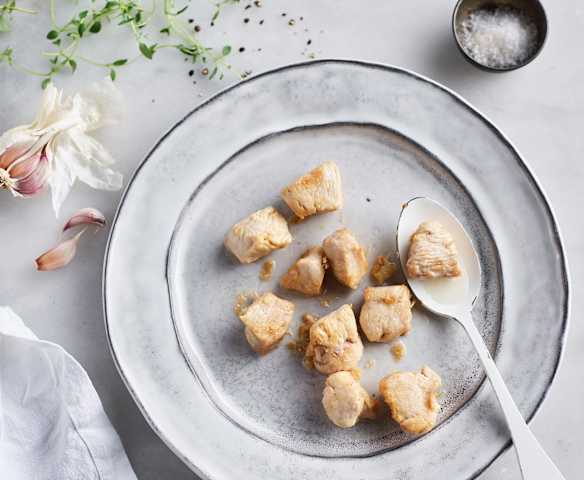 Dados de pechuga de pollo dorados