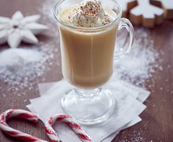 Heißer Eierpunsch mit weißer Schokolade