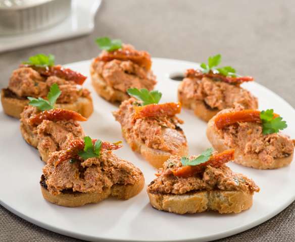 Tosta de tomates secos y atún