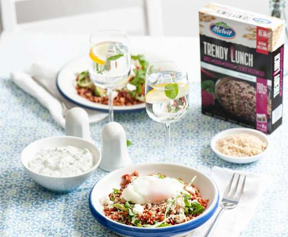 Sałatka Trendy Lunch z awokado i jajkiem w koszulce