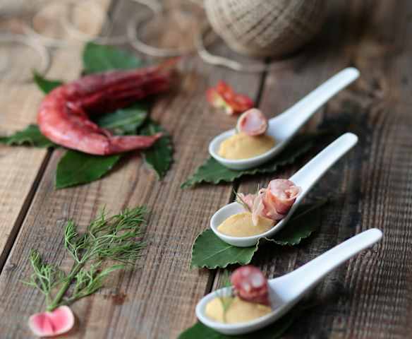 Gambero rosso bardato con pancetta e hummus di ceci (di Sebastiano Rovida)