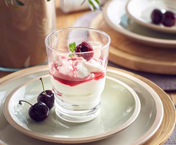 Coppe di yogurt greco con coulis alle ciliegie