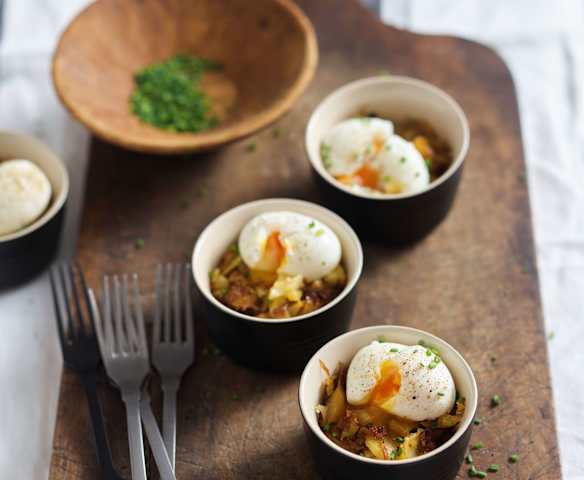 Ramequins com couve, batata e ovos macios