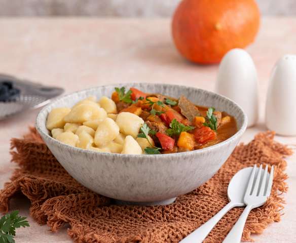 Wolno gotowany gulasz wołowy z dynią i papryką (z osłoną noża miksującego)