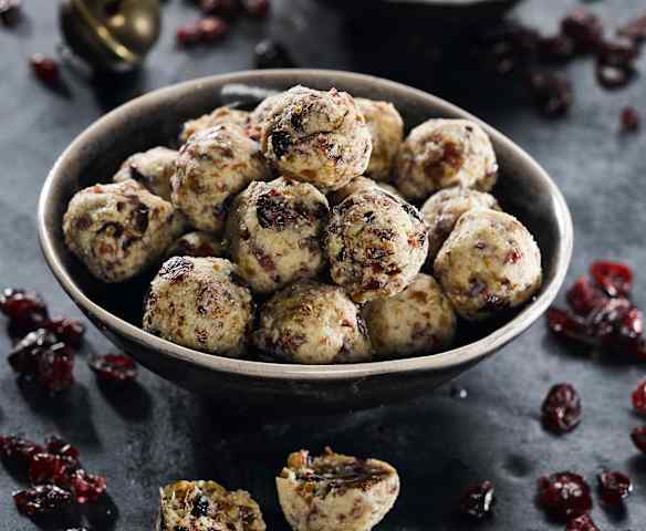 Brusinkové kuličky s kešu a mandlemi