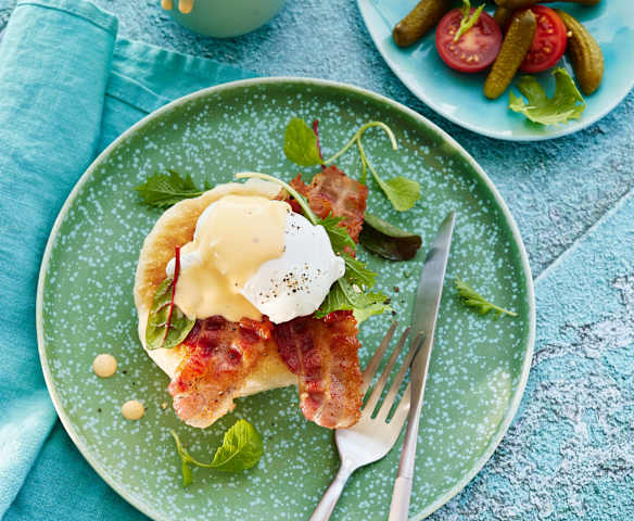 Eggs Benedict mit Pfannenbrot und Bacon