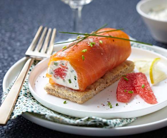 Roulé de saumon et pamplemousse, crème ciboulette