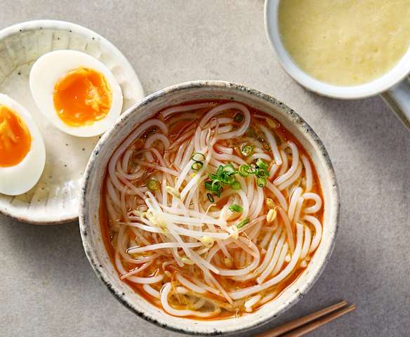 早餐（红油米线、芒果奶昔、溏心蛋）