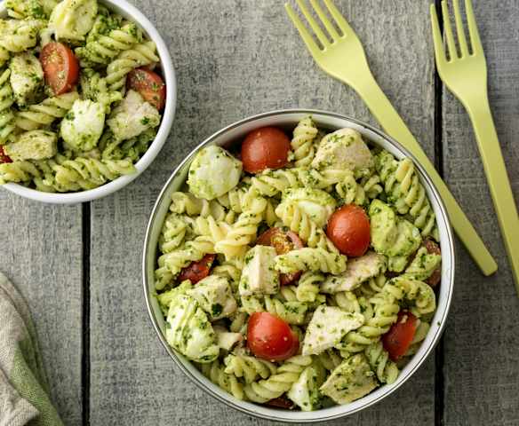 Caprese-pastasalat med kylling