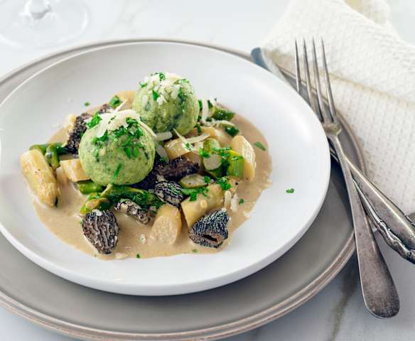 Spinatknödel auf Spargel-Morchel-Ragout