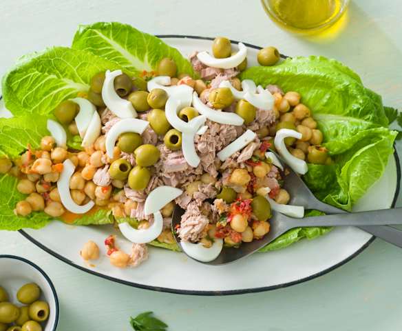 Ensalada de garbanzos con bonito y vinagreta de pimiento rojo