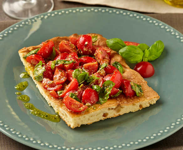 Focaccia s cherry rajčátky a pestem