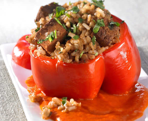Paprika mit Tofu-Reis-Füllung und Tomatensauce