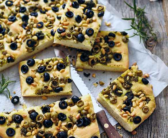 Koláč s olivami a bylinkami
